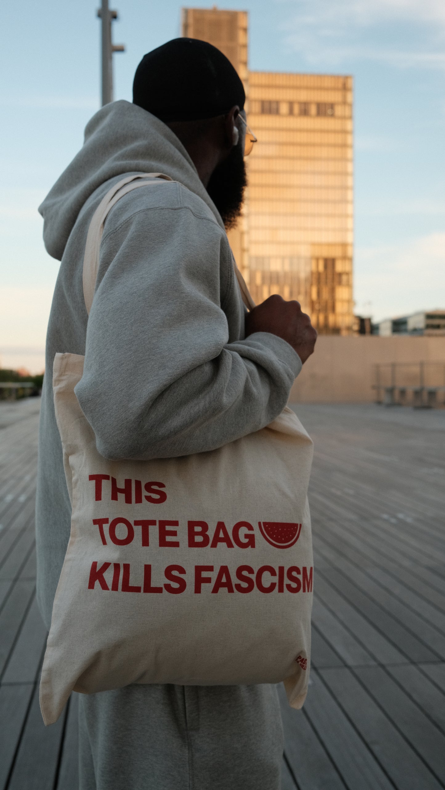 Tote bag "Pastèque Ta Ville Against Fascism" (édition écru et rouge)