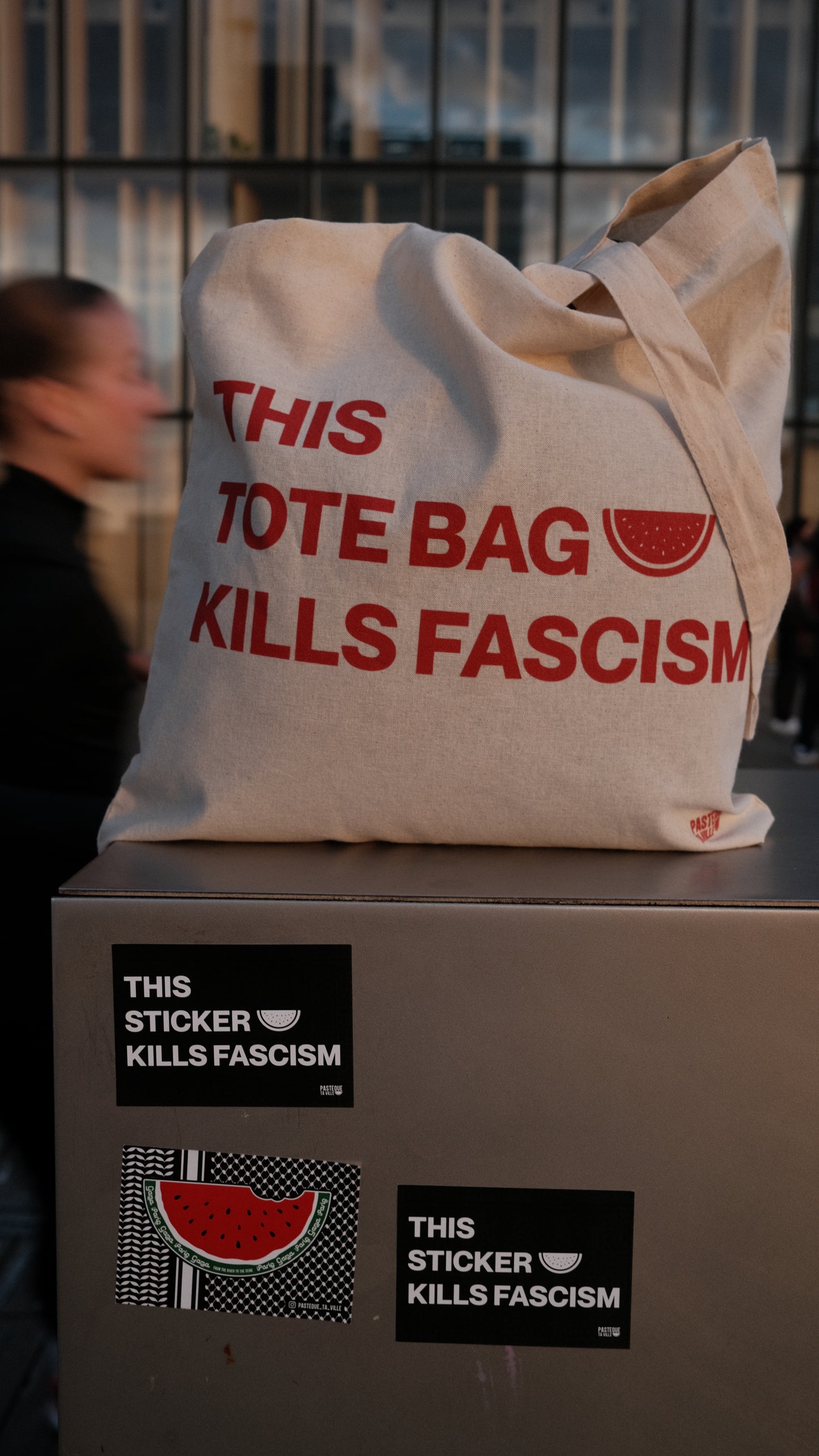 Tote bag "Pastèque Ta Ville Against Fascism" (édition écru et rouge)